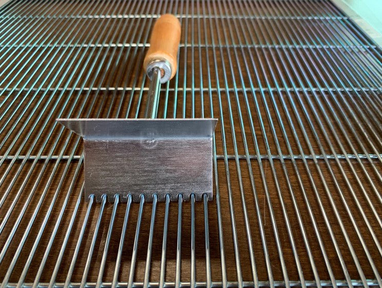 Grattoir pour grille à reine