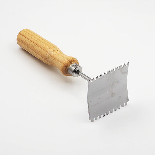Grattoir pour grille à reine